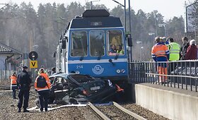 Stokholme traukinys susidūrė su automobiliu