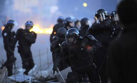 Policininkai susirėmė su prie&scaron; NATO nusiteikusiais demonstrantais