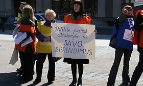 Profsąjungos protestavo prie&scaron; &scaron;iandien Seime svarstomas įstatymų pataisas