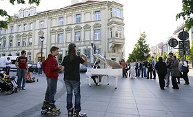 Petras Geniu&scaron;as grojo fortepijonu gatvėje