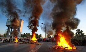 Protestuotojai degančiomis padangomis užtvėrė kelią į gamyklą