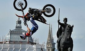 &bdquo;Red Bull X Fighters&ldquo; motociklininkų pasirodymas