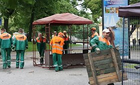 K.Sirvydo skvere gausus darbininkų būrys i&scaron;gabeno suvenyrų prekiautojų palapines