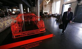Londone menininkas i&scaron; vielos padarė &bdquo;Lamborghini&ldquo; modelį