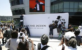 Los Andžele žmonės Michaelui Jacksonui ra&scaron;ė atsisveikinimo žodžius 