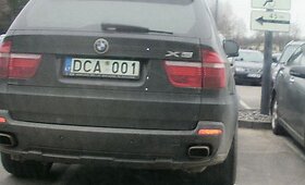 Fotopolicija. Visureigis BMW X5 apžergė neįgaliųjų vietą