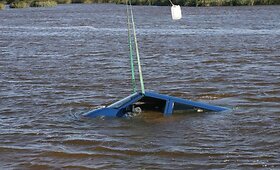 Nuskendusį Skirvytėje automobilį i&scaron;traukė kranas