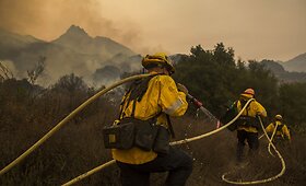 Žmonės grįžta į gaisro nuniokotas vietoves
