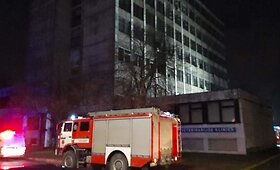 Ugniagesiai Demokratų g. &scaron;alia pastato, kuriame buvo kilęs gaisras
