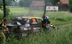Ralio trasoje užsidegė automobilis