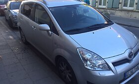 Automobilis i&scaron;daužtu stiklu Totorių gatvėje, Vilniuje