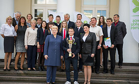D.Grybauskaitė apdovanojo  mokyklų žaidynių nugalėtojus