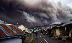 Sumatros saloje vėl i&scaron;siveržė Sinabungo ugnikalnis