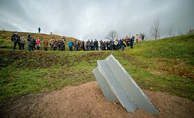 Kauno VII forte atidengtas ženklas Holokausto aukoms atminti