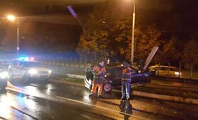 Vilniuje automobilis BMW nuvertė stulpą