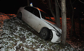 Vilniuje nuo kelio nuvažiavo ir į medį atsitrenkė BMW