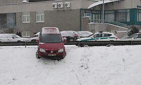 Vilniuje automobilis pakibo ant &scaron;laito vir&scaron; judrios gatvės