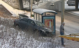 Nesuvaldytas automobilis Vilniuje vos nesugriovė vie&scaron;ojo transporto stotelės