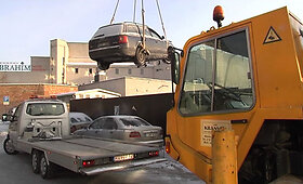 Į pamatams i&scaron;kastą duobę įkritusį automobilį Vilniuje teko i&scaron;kelti su kranu