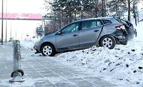 Greta &bdquo;Akropolio&ldquo; Vilniuje dėl slidaus kelio automobilis nuvertė stulpą