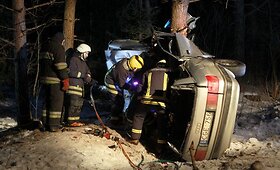 Vilniaus rajone &bdquo;Audi&ldquo; trenkėsi į medį, vairuotojas žuvo
