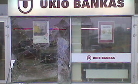 Kaune apiplė&scaron;tas bankas, nusikaltėliai sudegino savo automobilį