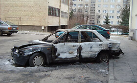 Kaune daugiabučio kieme sudegęs automobilis