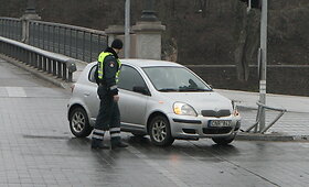 Automobiliai, neįveikę &bdquo;užkeiktos&ldquo; sankryžos
