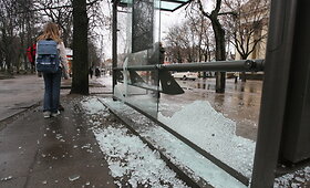 Vilniuje ant žmonių krito stotelės stiklai