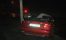Vilniuje nesuvaldytas automobilis rėžėsi į stulpą