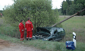 Vilniaus rajone per avariją automobilis nulaužė stulpą