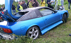 Kėdainiuose automobilis rėžėsi į žiūrovų minią