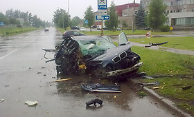 Vilniuje į medį rėžėsi BMW, vienas žmogus sužalotas
