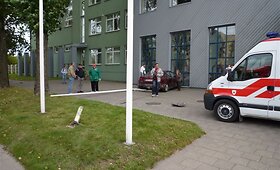 &Scaron;iauliuose automobilis rėžėsi į pastatą