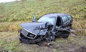 Pakaunėje &ndash; &bdquo;VW Golf&ldquo; ir &bdquo;Mercedes&ldquo; kaktomu&scaron;a