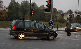 Sankryžoje prie Seimo automobiliui vėl &bdquo;pasimai&scaron;ė&ldquo; &scaron;viesoforas