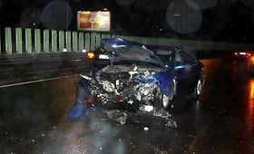 Vilniuje automobilis rėžėsi į stulpą, žmonės nenukentėjo
