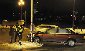 &bdquo;Užkeiktoje&ldquo; sankryžoje Vilniuje automobilis vėl taranavo &scaron;viesoforą