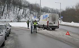 Mikroautobusas Vilniuje rėžėsi į stulpą