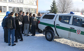 Kauno rajone policijos pareigūnai per avariją apdaužė dvyliktoko automobilį