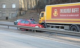 Vilniuje ketvirtadienio pavakare susidūrė sunkvežimis ir lengvasis automobilis