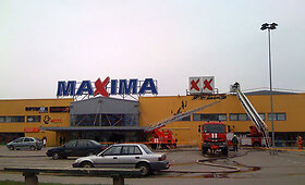 Panevėžyje degė prekybos centro &bdquo;Maxima&ldquo; stogas, evakuoti lankytojai ir darbuotojai 
