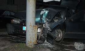 Du automobiliai Vilniuje nei&scaron;siteko gatvėje, vienas rėžėsi į stulpą, yra sužeistų