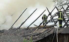 Ukmergės ugniagesiai gesino nuo žaibo i&scaron;krovos užsidegusį ūkinį pastatą