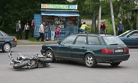 Vilniuje susidūrusi su automobiliu nukentėjo motociklininkė