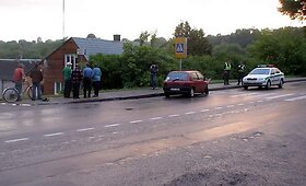 Keturi jaunuoliai sužaloti Ukmergėje susidūrus dviems automobiliams