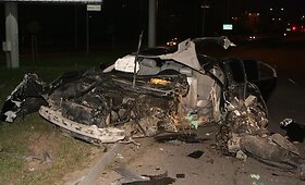 Septyniolikmečio vairuojamas BMW Vilniuje rėžėsi į stulpą