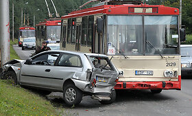 Vilniuje troleibusas taranavo du automobilius, du žmonės sužaloti