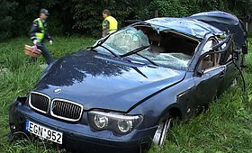 BMW versdamasis skriejo daugiau kaip 100 metrų, i&scaron;kritęs i&scaron; ma&scaron;inos žuvo žmogus