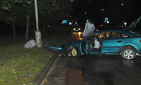 Atsitrenkęs į stulpą Vilniuje užsidegė automobilis